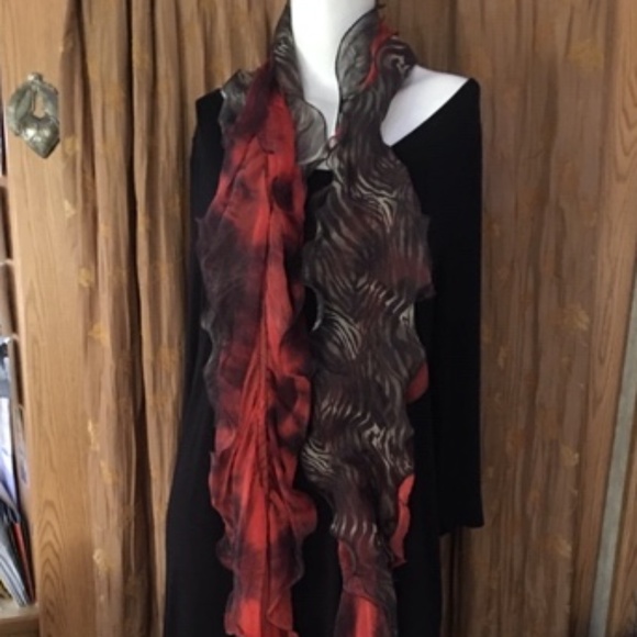 NWOT STUNNING RUFFLED SCARF - Picture 3 of 4